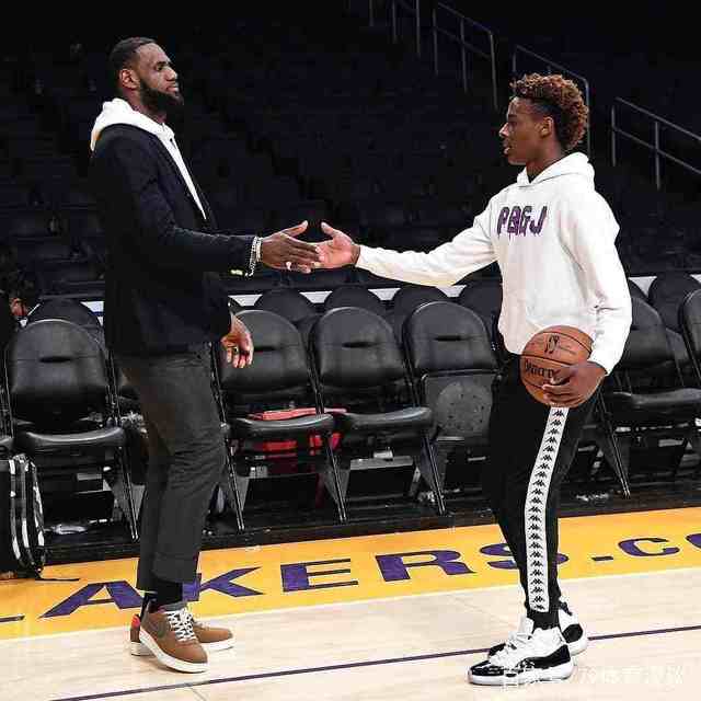 绿茵挥杆，心境随行——我的高尔夫初体验（碧草挥杆，心随球走——我的高尔夫初次邂逅）