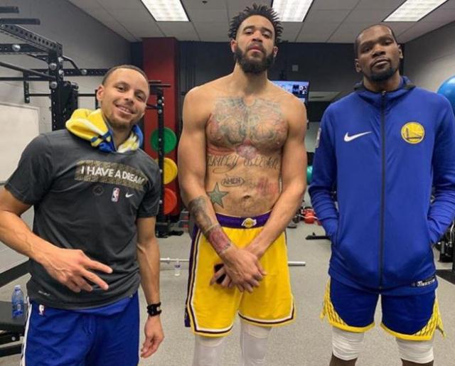 穆帅：我曾为麦克托米奈让博格巴坐板凳，曼联放走他是个大错（穆里尼奥：曾因信任麦克托米奈让博格巴打替补，曼联若放走麦克托米奈是重大错误）